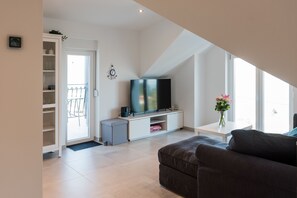 Älytelevisio, takka, videopelejä, videokirjasto