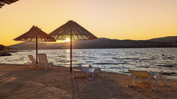 Ranta lähistöllä, aurinkotuoleja