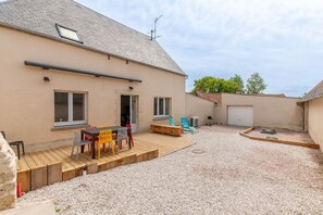 Outdoor dining - Gîte du Tilleul - Maison climatisée pour 8 voyageurs (Houesville)
