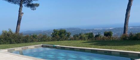 Una piscina al aire libre, una piscina climatizada