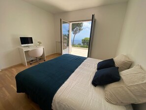 6 bedrooms, iron/ironing board, WiFi, bed sheets