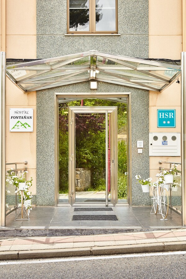 Front of property - HOSTAL FONTAÑAN (La Pola de Gordon)
