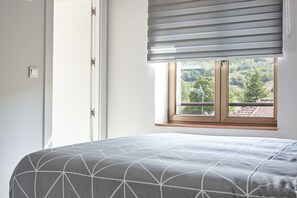 Triple room, mountain view | Premium bedding, down duvets, memory-foam beds, individually decorated - HOSTAL FONTAÑAN (La Pola de Gordon)