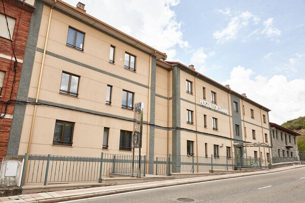 Vista frontal de la propiedad