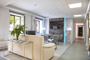 Reception - HOSTAL FONTAÑAN (La Pola de Gordon)