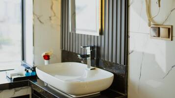 Shower, perlengkapan mandi gratis, pengering rambut, dan sandal