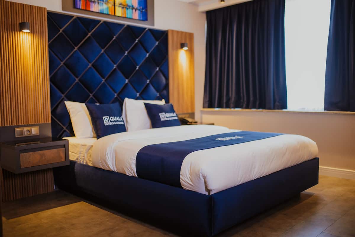 1 bedroom, Egyptian cotton sheets, premium bedding, desk