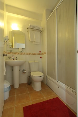 Rainfall showerhead, hair dryer, towels, shampoo - neşe otel (Cesme)