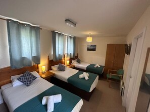 Desk, bed sheets - Mackay's Spa Lodge Hotel (Strathpeffer)