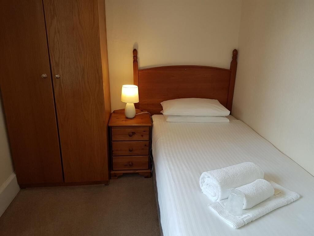 Standaard eenpersoonskamer (Single) | Een bureau, beddengoed