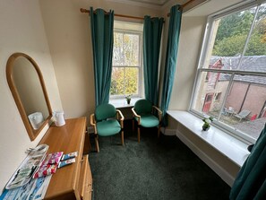 مكتب وملاءات أسرّة