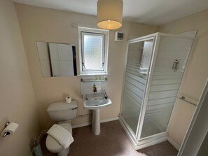 Standard Triple Room, 3 Single Beds | Bathroom - Mackay's Spa Lodge Hotel (Strathpeffer)