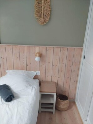 2 makuuhuonetta, tallelokero huoneessa, työpöytä, vauvan matkasänky