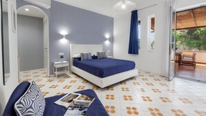 Een moderne slaapkamer met een groot bed, nachtkastje en uitzicht op het omliggende landschap.