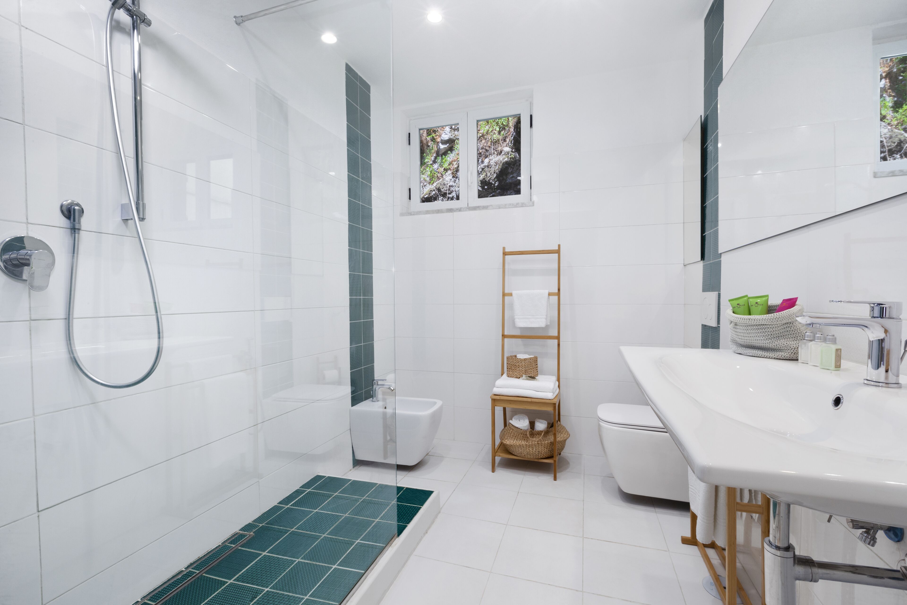 Phòng đôi Deluxe, 1 phòng ngủ, không hút thuốc, ban công | Phòng tắm | Buồng tắm vòi sen, vòi sen phun mưa, chậu vệ sinh/vòi rửa, khăn tắm 