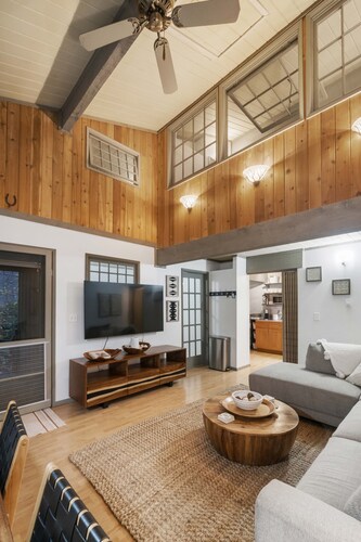 Cozy Oasis 3bed 2 bath Sleeps 7 TV 75” Haven Pool Trails