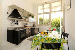 Apartemen, 2 kamar tidur, balkon, pemandangan kebun | Dapur pribadi | Microwave, oven, mesin espresso, dan mesin pembuat kopi/teh