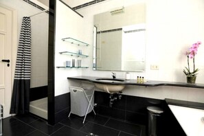 Apartamento, 2 habitaciones, balcón, vistas al jardín | Cocina privada | Microondas, horno, máquina de café espresso y cafetera o tetera