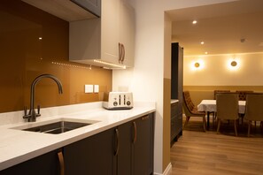 Cottage, Multiple Beds | Private kitchen