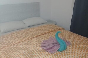 3 bedrooms, free WiFi, bed sheets - Large Beachfront Apartment in Hurghada (Hurghada)