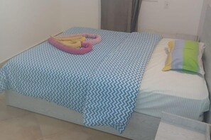 3 室のベッドルーム、WiFi (無料)、ベッドシーツ