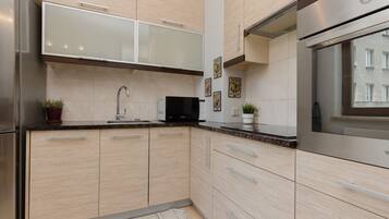 Microwave, dishwasher, cookware/dishes/utensils