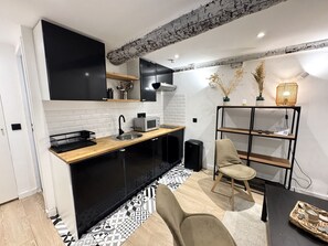 Fridge, oven, coffee/tea maker, electric kettle