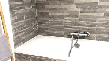 SĂšche-cheveux, serviettes fournies, savon, shampoing