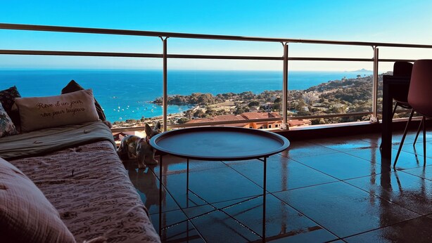 A balcony with a view of the sea and a cityscape. - Apartment with panoramic view of the Sanguinary Islands (Ajaccio)