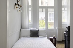 3 habitaciones, tabla de planchar con plancha, wifi y ropa de cama 
