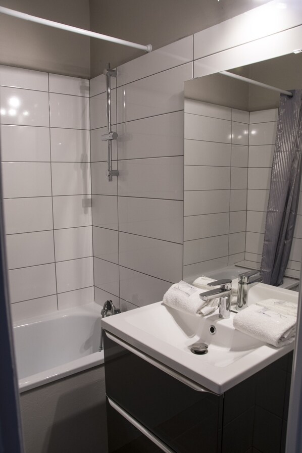 Haartrockner, Handtücher, Seife, Toilettenpapier