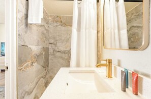 Douche, sèche-cheveux, serviettes fournies, savon