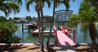 Pool - Free Parking - Apartment - 500 Feet from Beach