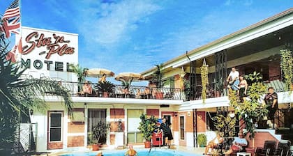 Pool - Free Parking - Apartment - 500 Feet from Beach