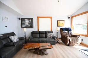 TV, DVD player - PET FRIENDLY WATERFRONT HOME ON PEACEFUL STEARNS POND (Sweden)