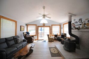 TV, DVD player - PET FRIENDLY WATERFRONT HOME ON PEACEFUL STEARNS POND (Sweden)