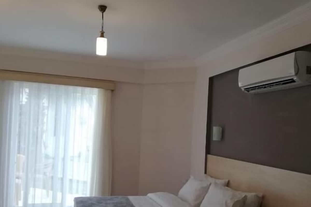 In-room safe, soundproofing, iron/ironing board, free WiFi