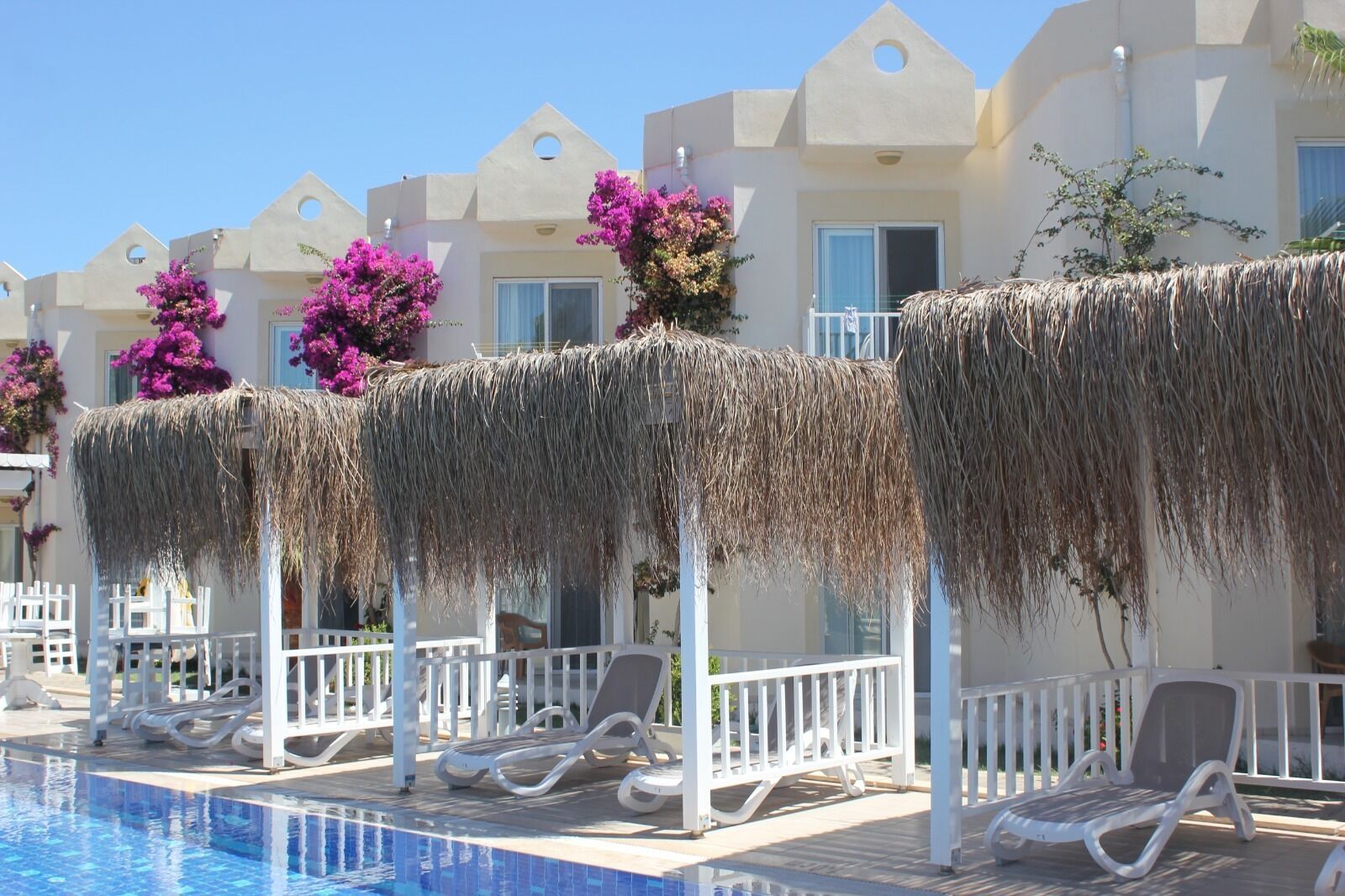 Driepersoonskamer | Een kluis op de kamer, geluiddichte muren, een strijkplank/strijkijzer