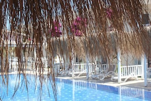 Seasonal outdoor pool, pool umbrellas, sun loungers - Viras Hotel (Bodrum)