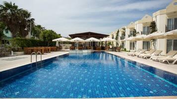 Een seizoensgebonden buitenzwembad, parasols voor strand/zwembad