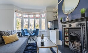 TV, fireplace, Netflix, streaming services - Cosy 2 Bed Flat close to City Centre (Royal Tunbridge Wells)