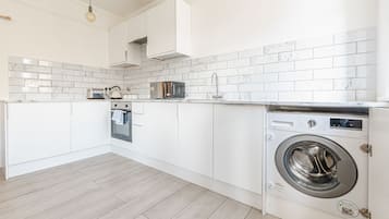 Frigorífico, microondas, horno y placa de cocina