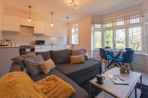 TV, fireplace, Netflix, streaming services - Cosy 2 Bed Flat close to City Centre (Royal Tunbridge Wells)