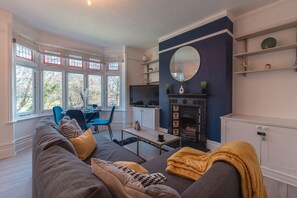 TV, fireplace, Netflix, streaming services - Cosy 2 Bed Flat close to City Centre (Royal Tunbridge Wells)