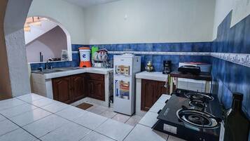 Réfrigérateur, micro-ondes, lave-vaisselle, cafetiÚre/bouilloire