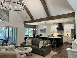 Smart TV, chimenea y estéreo