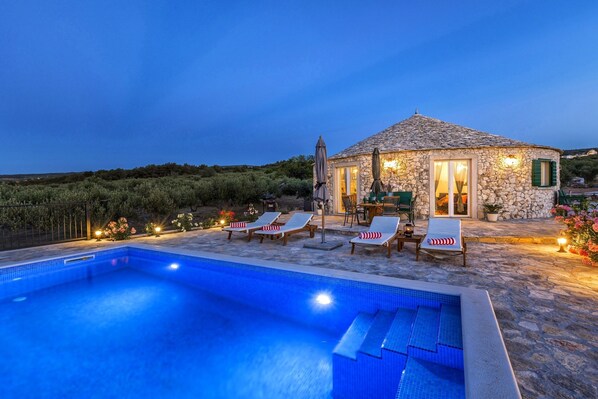 Alberca al aire libre y alberca climatizada