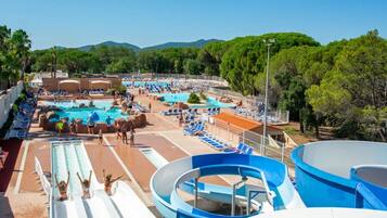 Een buitenzwembad en een verwarmd zwembad