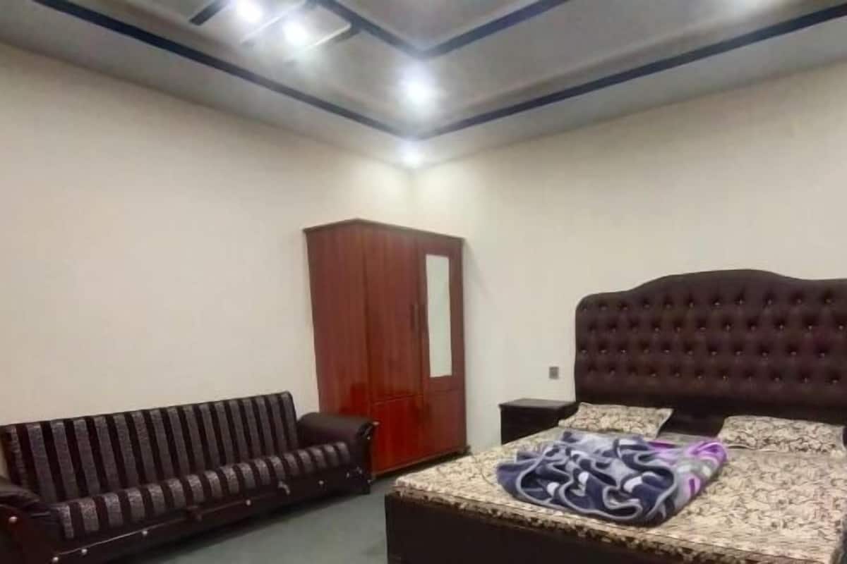 Deluxe Double Room | Iron/ironing board, free WiFi, bed sheets