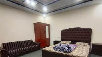 Quarto casal luxo | Ferros/tábuas de passar roupa, Wi-Fi de cortesia, roupa de cama